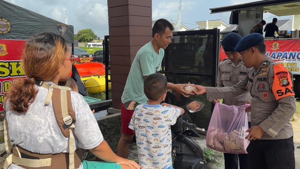 Brimob Polda Metro Salurkan 300 Porsi Makanan Untuk Korban Banjir Bekasi