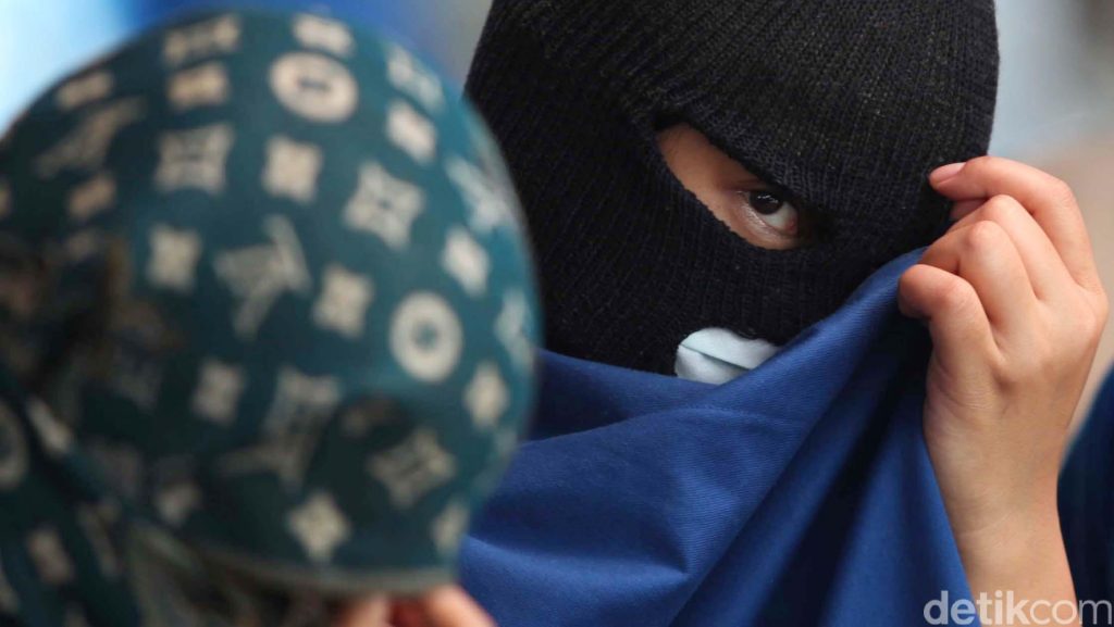 Pura Pura Beli Ayam Pria Di Tangsel Ini Curi Hp Penjual Ditangkap Polisi