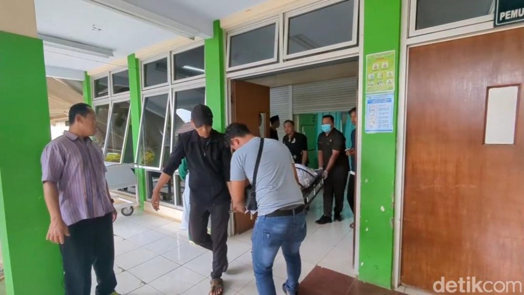 Asyik Selfie Di Rel Batang 3 Remaja Putri Tewas Tersambar Kereta