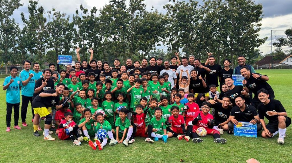 Gandeng 2 Legenda Timnas Sjfc Gelar Coaching Clinic Hingga Aksi Sosial