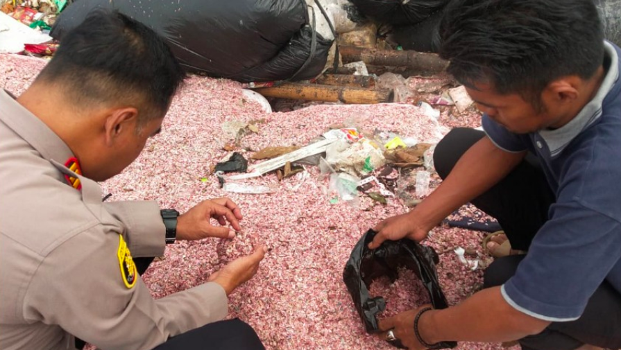 Polisi Uji Labfor 21 Karung Cacahan Mirip Uang Di Tps Liar Bekasi