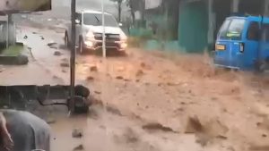 Banjir Dan Batu Berserakan Di Tamansari Bogor Akibat Drainase Proyek Tersumbat