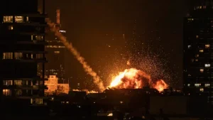 Rudal Iran Hantam Kota Dekat Tel Aviv 12 Warga Israel Terluka