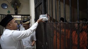 Tahanan Polres Serang Terharu Nikmati Opor Rendang Khas Lebaran