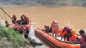 Balita Di Lebak Hilang Terseret Arus Sungai Cisimeut Tim Sar Turun Tangan