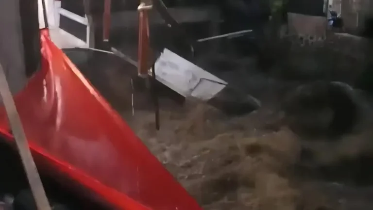 Bencana Ganda Di Kota Hujan Masjid Nurul Hikmah Ambruk Diterjang Longsor Banjir Rendam Enam Rumah Warga