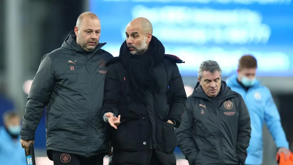 Terungkap Sosok Yang Diajak Bicara Pep Guardiola Saat Viral Bukan Tak Berwujud